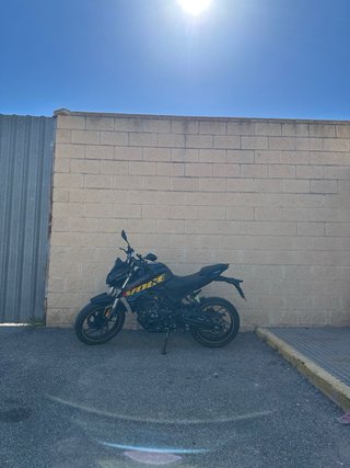 Moto Voge 125R Negra y Amarilla