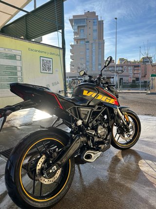 Moto Voge 125R Negra y Amarilla