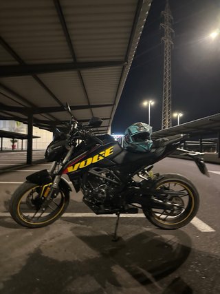 Moto Voge 125R Negra y Amarilla