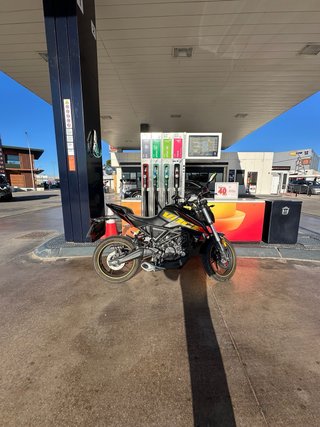 Moto Voge 125R Negra y Amarilla