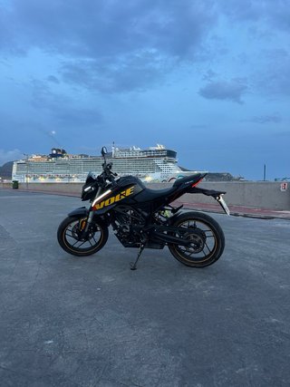 Moto Voge 125R Negra y Amarilla