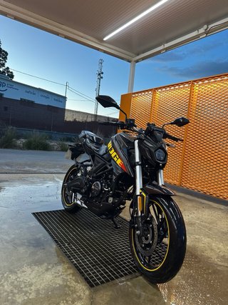 Moto Voge 125R Negra y Amarilla