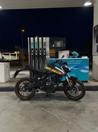 Moto Voge 125R Negra y Amarilla