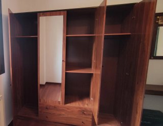 Armario de madera con espejos