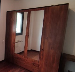 Armario de madera con espejos