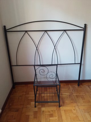 Cama  ancho 137cm y mesita forja negra cristal
