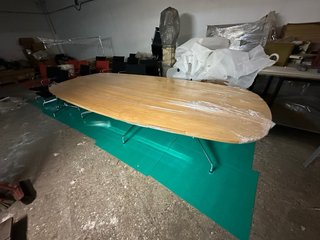 Mesa Segmented table  + 10 Sillas Vitra EA108 tela