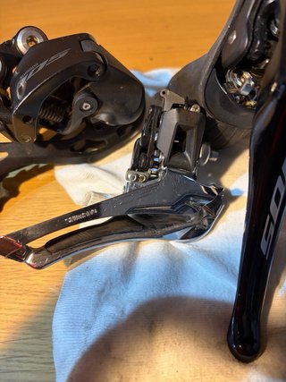 Grupo de carretera Shimano 105 mecánico de 12v.