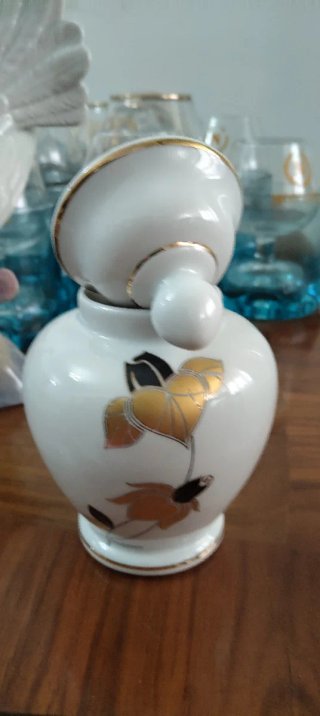 Jarrón de porcelana blanco y dorado