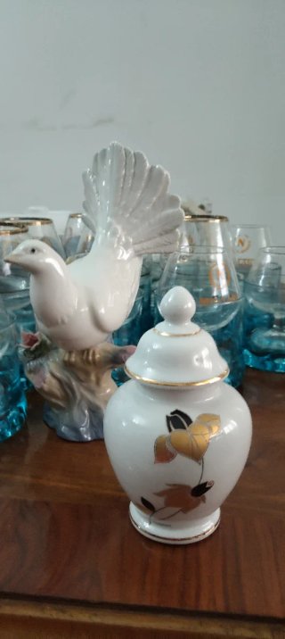 Jarrón de porcelana blanco y dorado