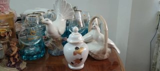 Jarrón de porcelana blanco y dorado