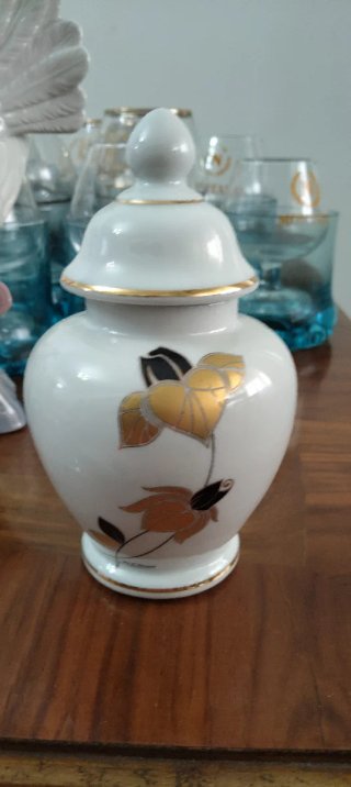 Jarrón de porcelana blanco y dorado