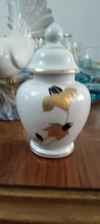 Jarrón de porcelana blanco y dorado