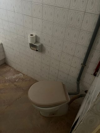 Inodoro blanco de porcelana