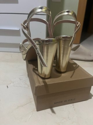 Tacones dorados usados una vez