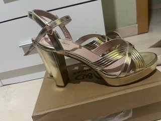 Tacones dorados usados una vez