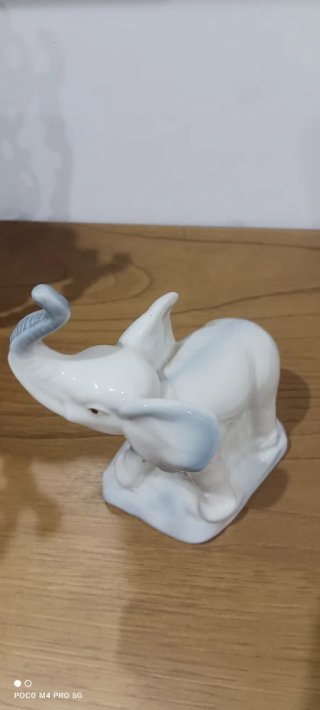 Figura de elefante de porcelana