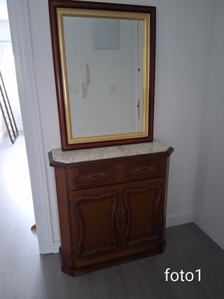 Mueble recibidor clásico con espejo