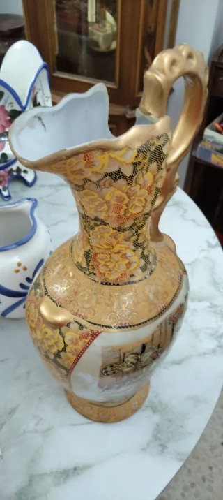 Jarrón de porcelana dorado con diseño