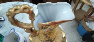 Jarrón de porcelana dorado con diseño