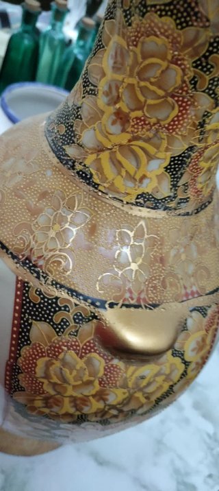 Jarrón de porcelana dorado con diseño
