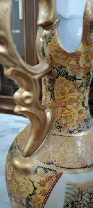 Jarrón de porcelana dorado con diseño