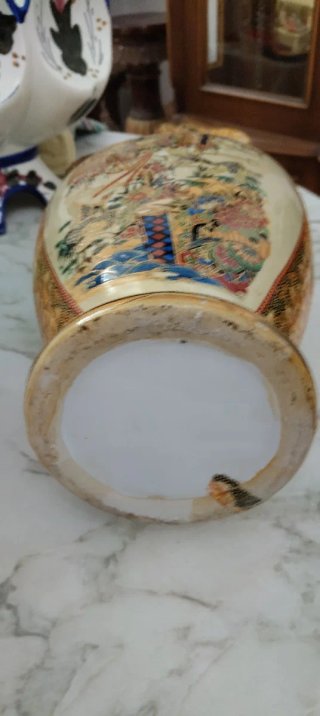 Jarrón de porcelana dorado con diseño