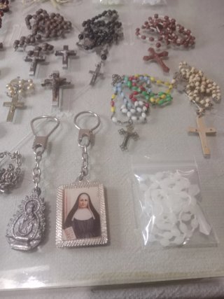 Lote religioso: medallas, rosarios y más