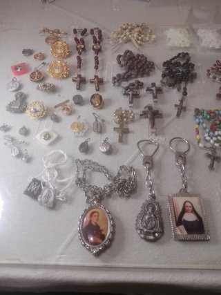 Lote religioso: medallas, rosarios y más