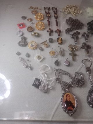 Lote religioso: medallas, rosarios y más