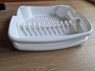Escurridor de platos de plástico en buen estado.