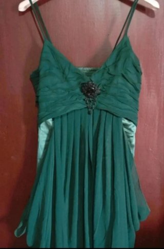 Vestido de fiesta verde con pedrería
