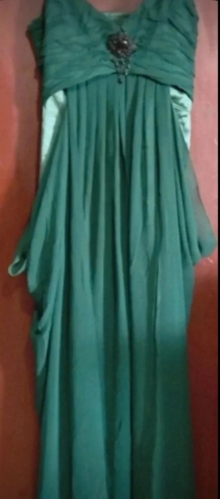 Vestido de fiesta verde con pedrería
