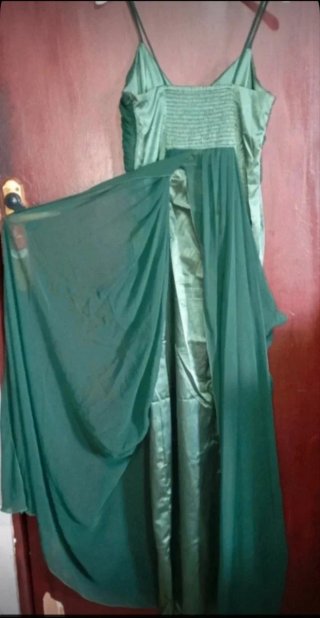 Vestido de fiesta verde con pedrería