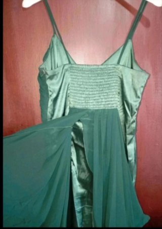 Vestido de fiesta verde con pedrería