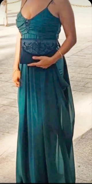 Vestido de fiesta verde con pedrería