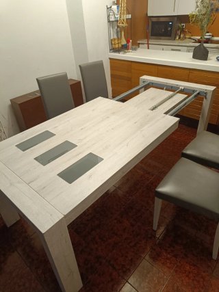 Mesa de comedor, 4 sillas y mueble comedor