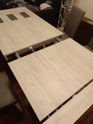 Mesa de comedor, 4 sillas y mueble comedor