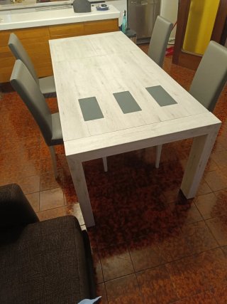 Mesa de comedor, 4 sillas y mueble comedor