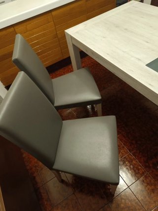 Mesa de comedor, 4 sillas y mueble comedor