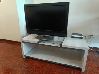 Mesa de comedor, 4 sillas y mueble comedor