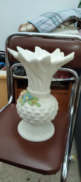 Jarrón de cerámica blanco con flores