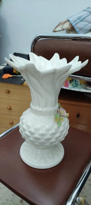 Jarrón de cerámica blanco con flores