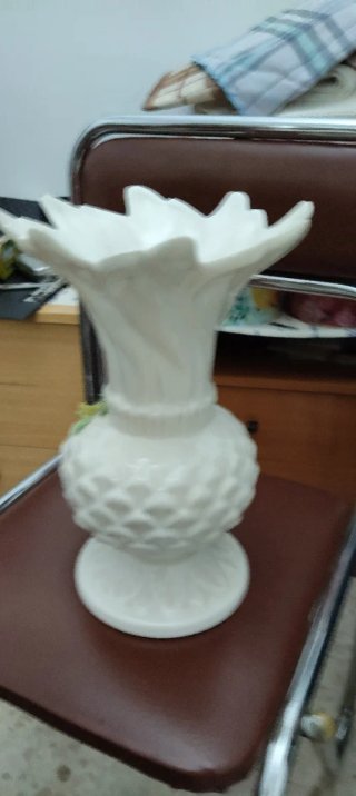 Jarrón de cerámica blanco con flores