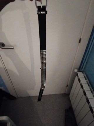 Cinturón negro con tachuelas plateadas