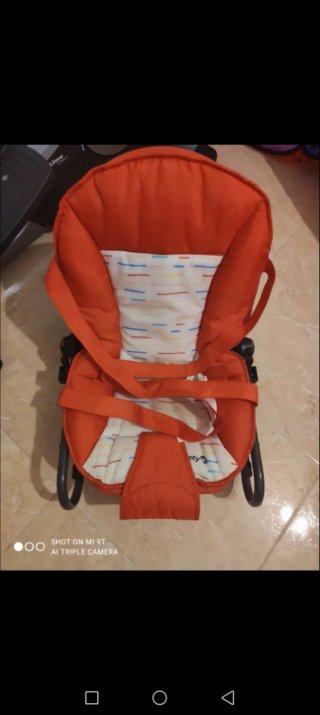 Mecedora bebé naranja con peluches