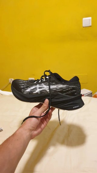 Asics Novablast 3 Zapatillas Running Negro Blanco