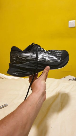 Asics Novablast 3 Zapatillas Running Negro Blanco