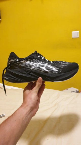 Asics Novablast 3 Zapatillas Running Negro Blanco