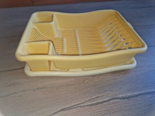 Escurridor de platos de plástico en buen estado.